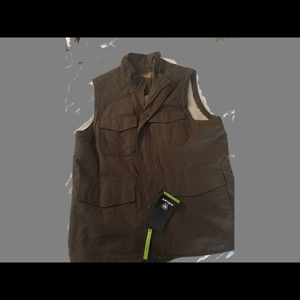 New with tags! Men’s Ariat Vest
